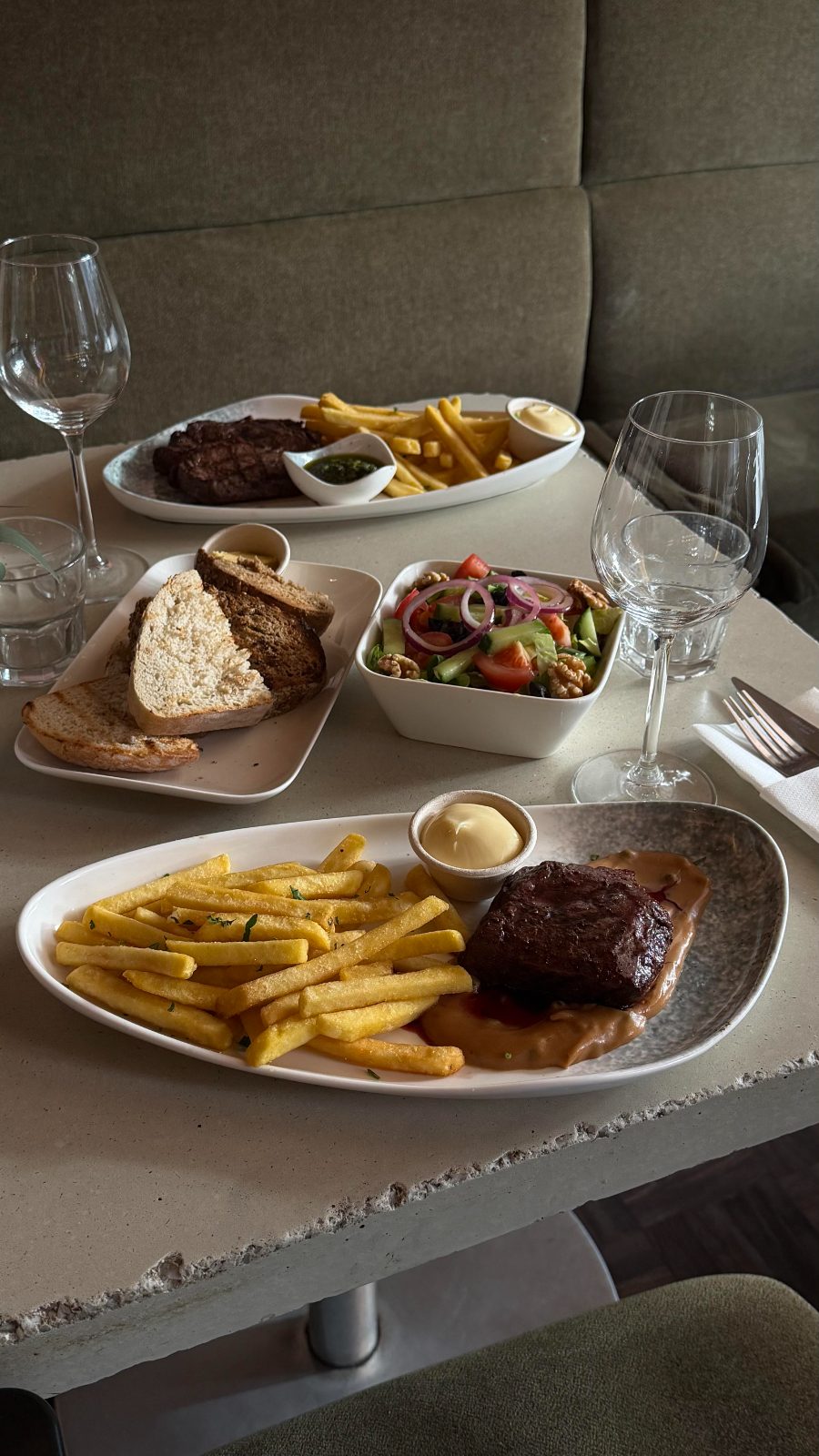 Steak & Fries met pepersaus, aan tafel
