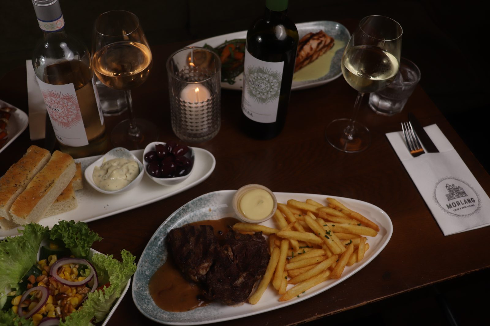 Steak & Fries met een glas wijn