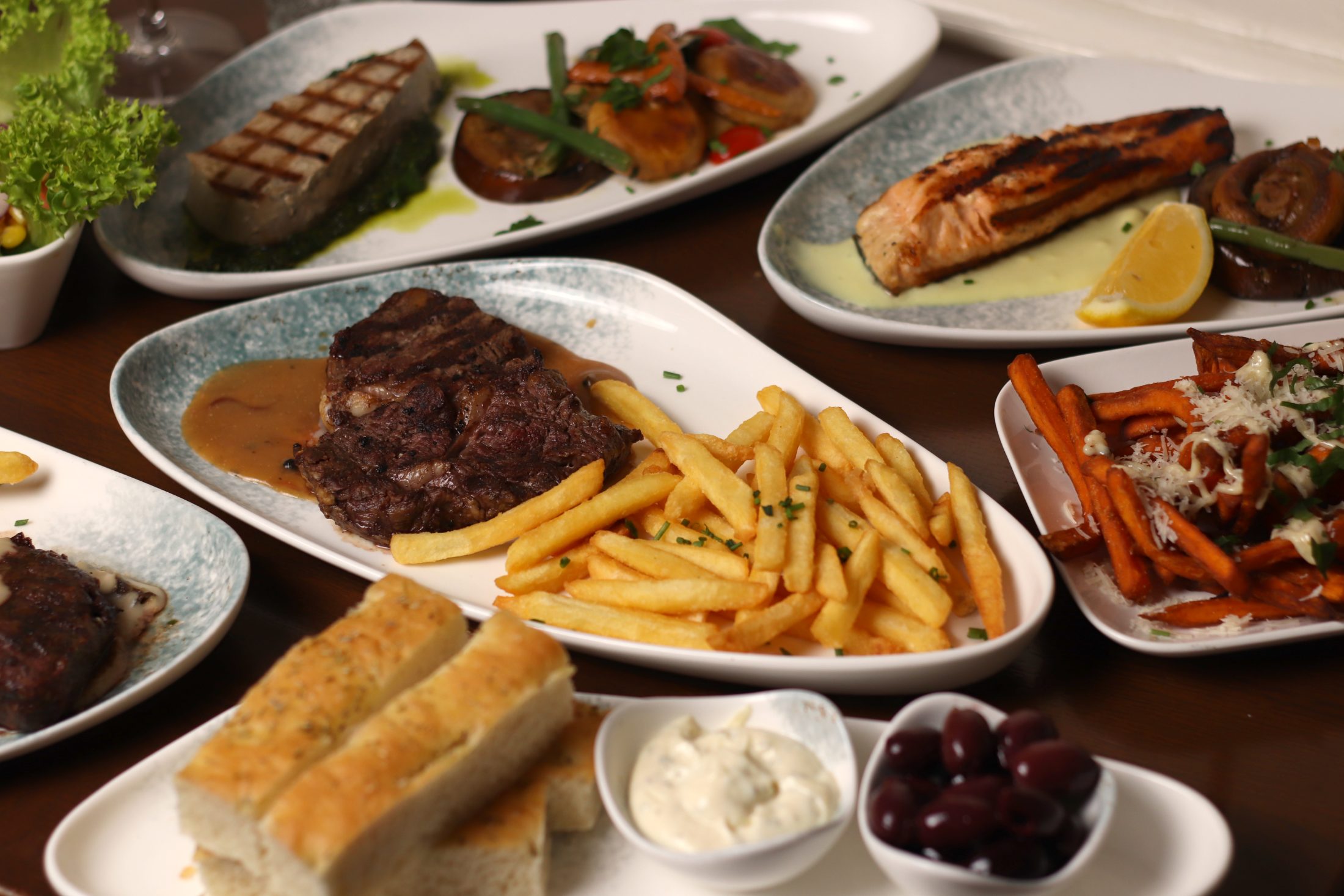 Steak & Fries met een glas rode wijn aan tafel bij Morlang