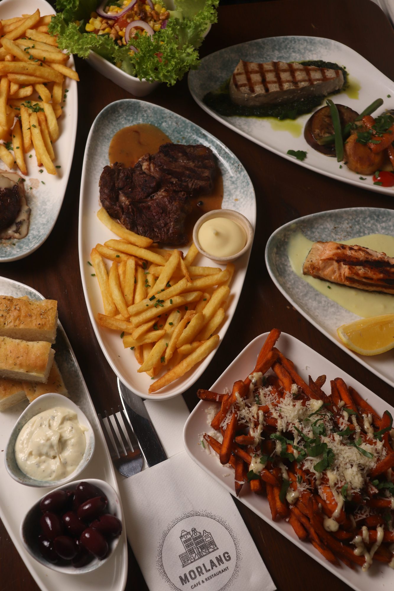 Steak & Fries, zalm, tonijn en brood met dips van bovenaf