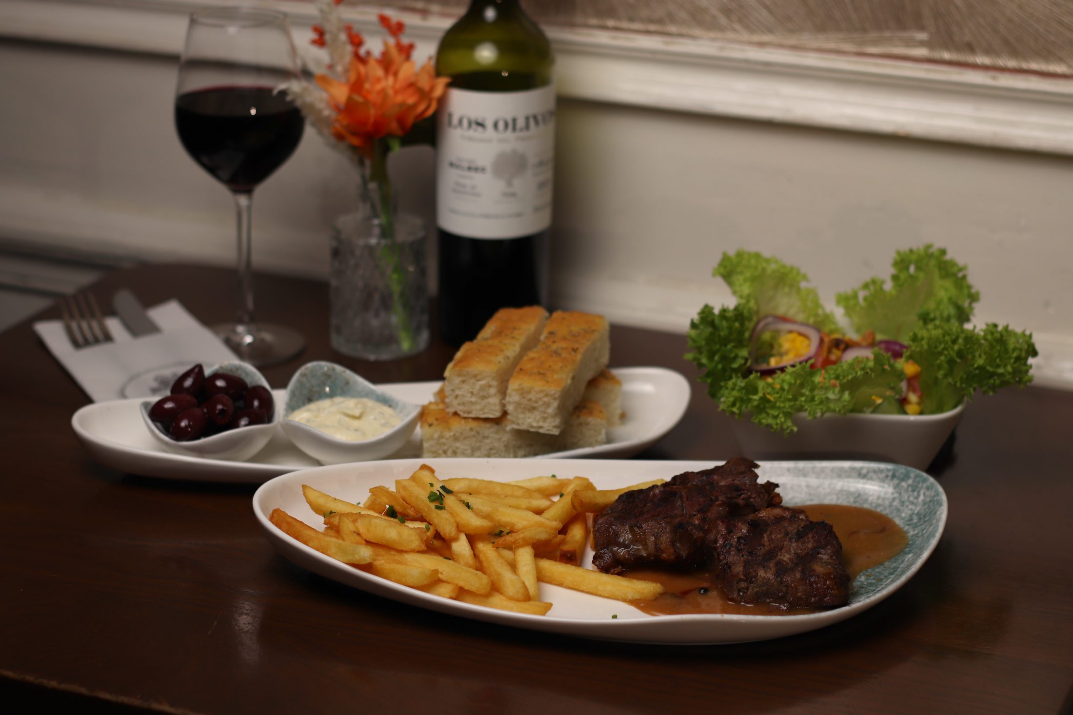 Steak & Fries bij steakhouse Morlang Amsterdam: rib eye met friet, zalm, tonijn en brood met dips